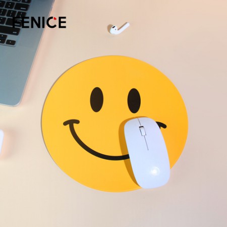 노란색 스마일 얼굴 귀여운 캐릭터 마우스패드